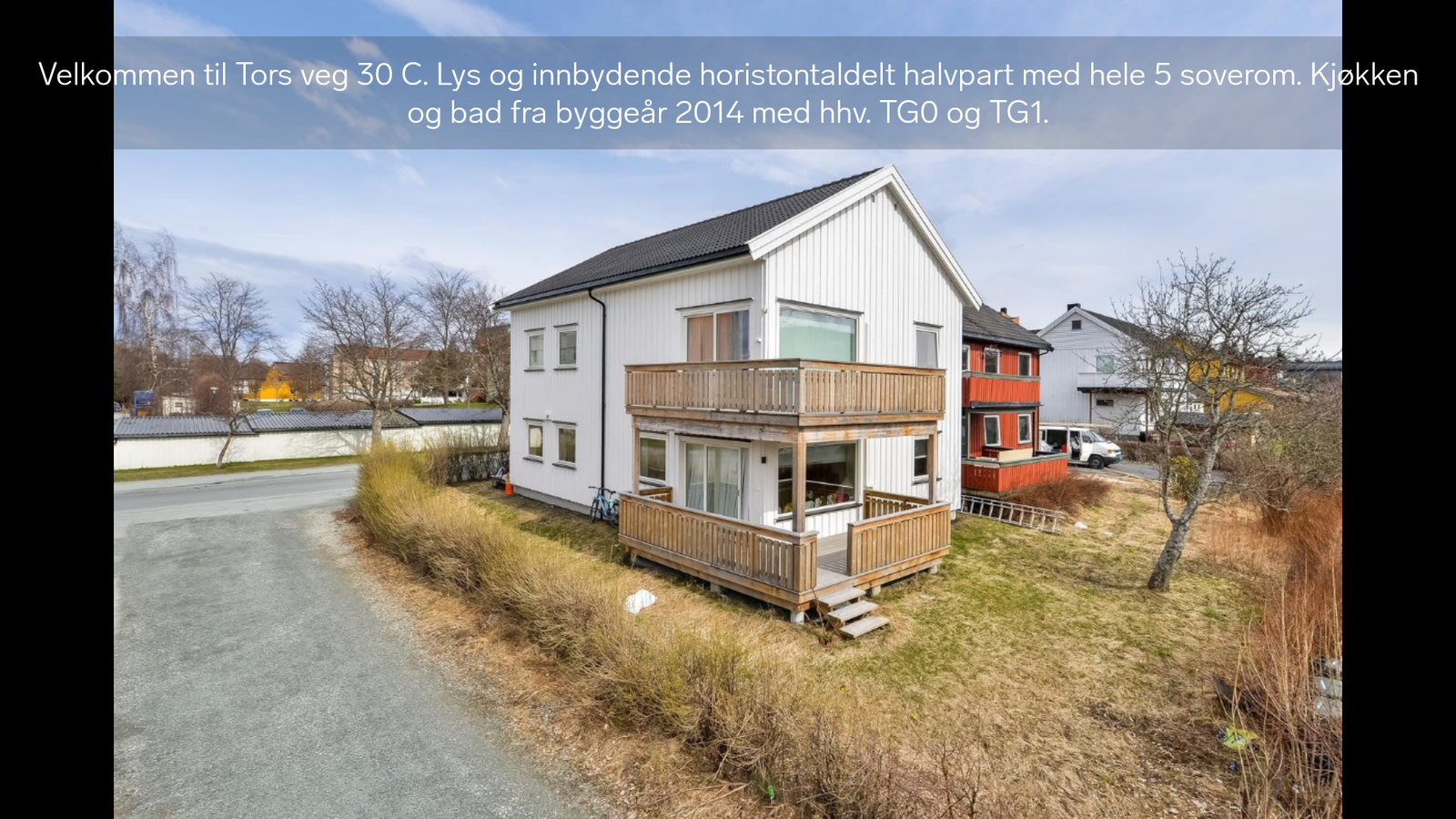 Hagemøbler og kullgrill på terrassen med Galleribilde