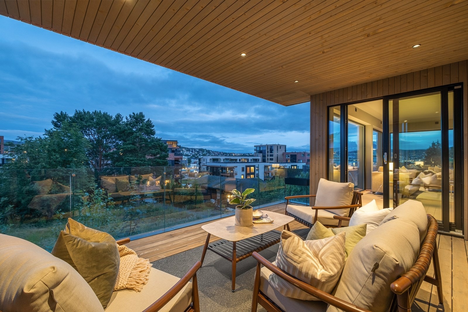 Balkongen er vendt nord-øst og vil ha herlig kveldssol. Ingenting er som å nyte en solnedgang i hyggelig lag. Galleribilde