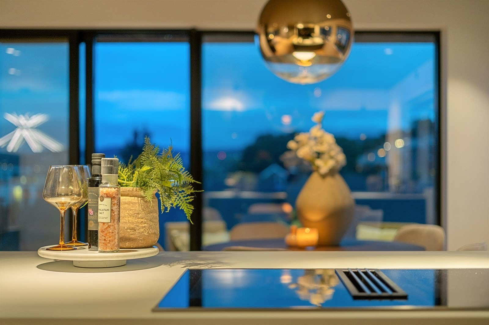 All belysning er prosjektert og spesialtilpasset boligen og er levert at NorDesign. Galleribilde