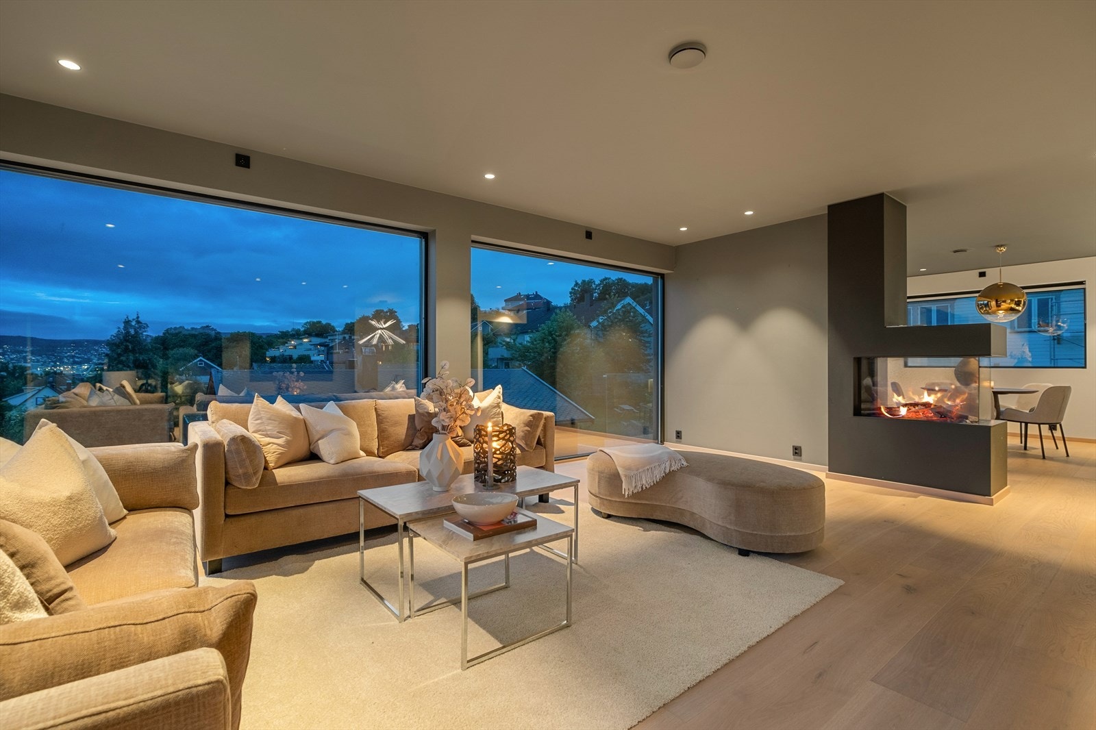 Boligen har luksuriøse kvaliteter som gasspeis fra Rais levert av varmefag, med utvendig gasskap som rommer plass til 2.017kg gassflasker. Galleribilde