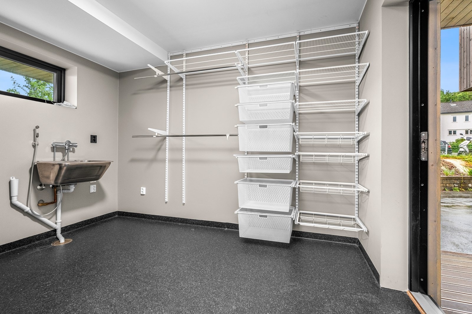 Her får du 2 innganger til vaskerommet, hvor innvending inngang er i tilknytning til entre og utvending inngang ved inngangsdøren til boligen. Galleribilde