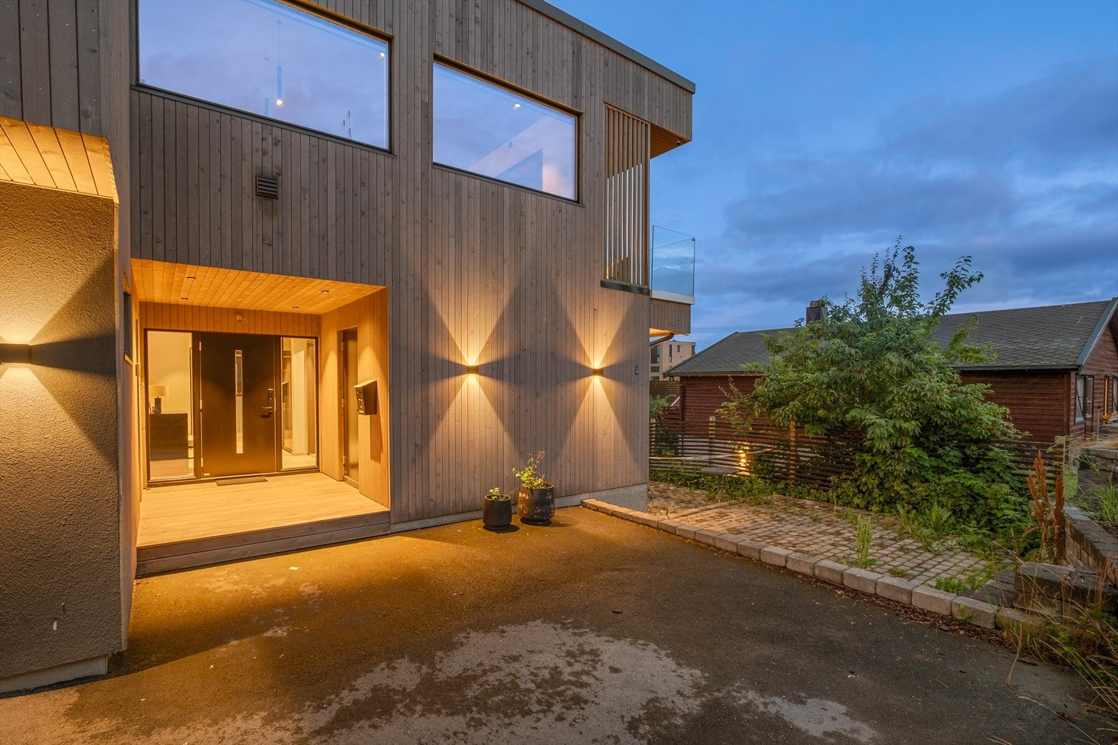 Moderne funkis med et lekkert og skjermet inngangsparti. Boligens kledning er levert av Superwood. Galleribilde