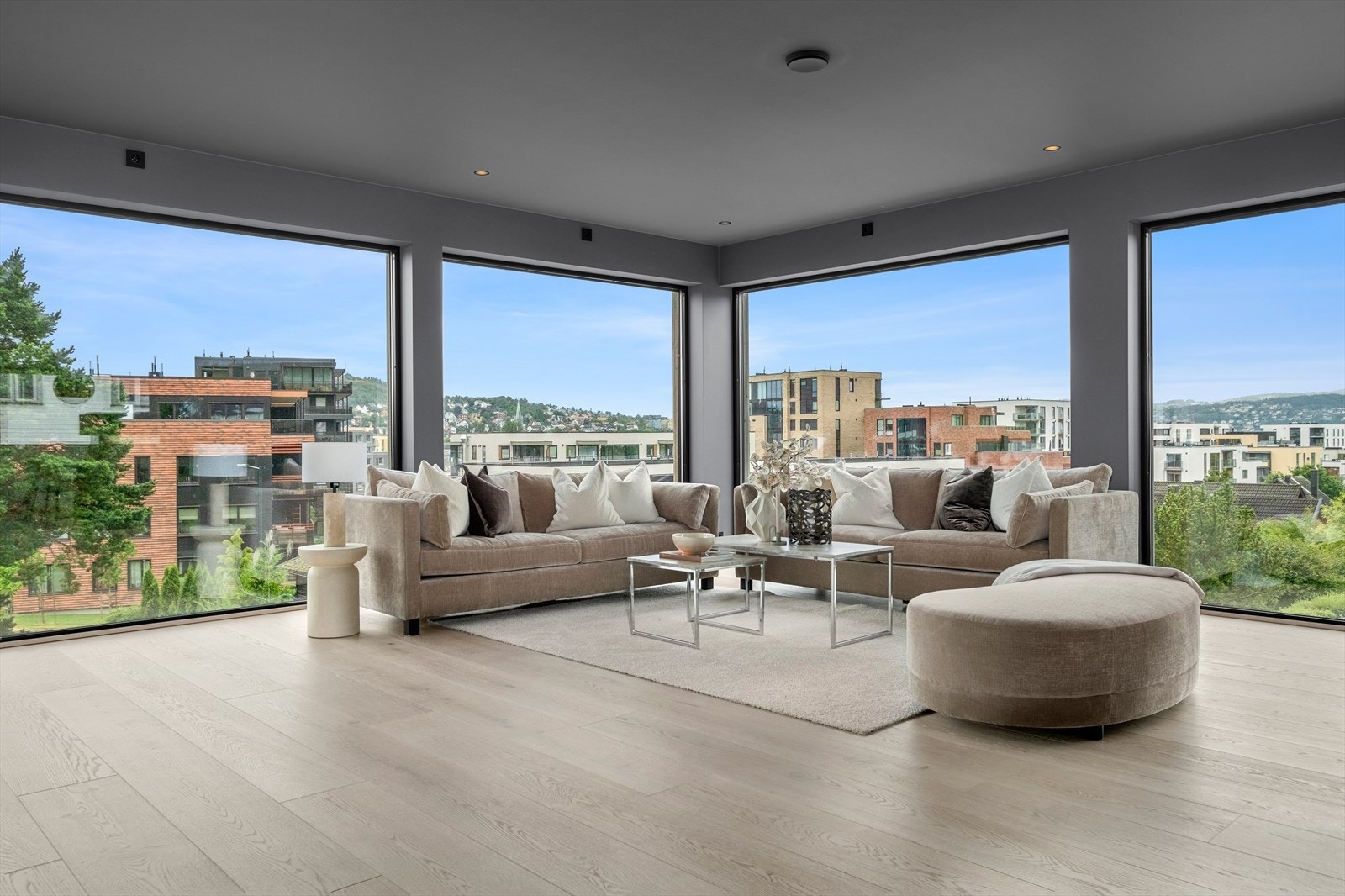 Eneboligen har gjennomgående generøse vindusflater som bidrar til rikelig med lysinnslipp. I hovedstuen får du 4 store vindusflater med panoramautsikt mot sentrum. Galleribilde