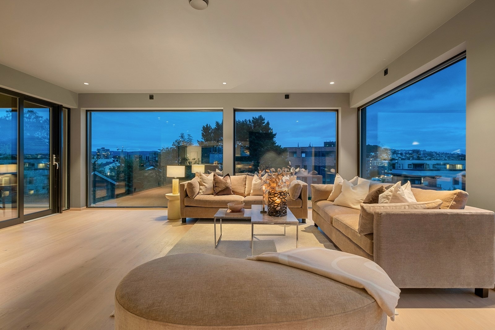 Boligen er på totalt 313m² BRA-i og 353m² BRA med en tomt på 505m². Galleribilde