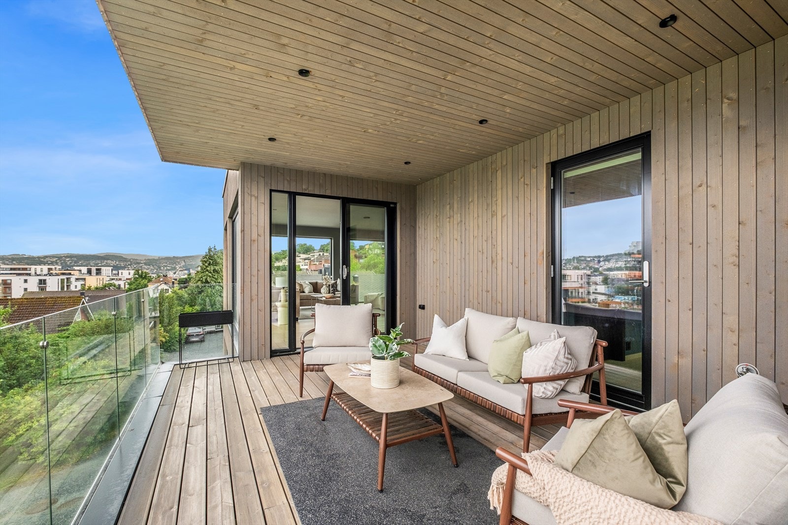 Fra hovedstuen og gjesterom/kontor har du utgang til en romslig og lekker balkong. Galleribilde