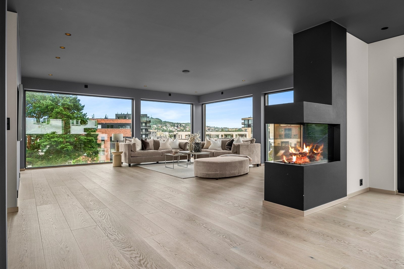 En spektakulær enebolig over 3 plan med byggeår 2019. Her får du smarte løsninger og en perfekt familiebolig. Galleribilde