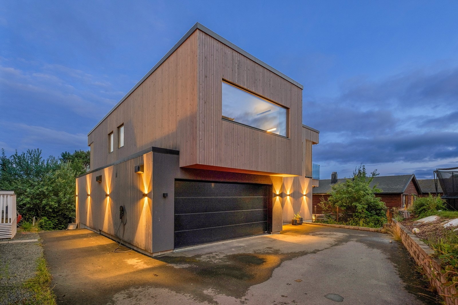 Det er muligheter for parkering i både dobbelgarasje og på boligens tomt. Garasjen er på hele 38m². Galleribilde