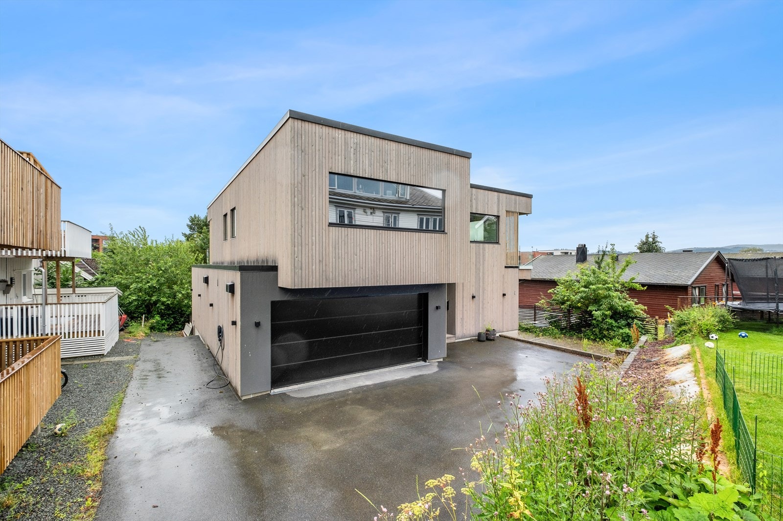 Boligen sokner til Lade barne- og ungdomsskole med en trygg og kort skolevei på kun 500m. Voldsminde barnehage og Lade barnehager, Korsvika-, Østmarkneset-, og Stabburet barnehage ligger alle innen en radius på 2 km fra boligen. Galleribilde