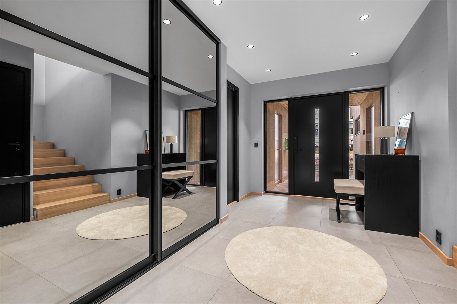 Entreen er på flotte 15m² med flislagt gulv av beige/grå 60x60 fliser. I entreen er det innebygd skyvedørsgarderobe med speil, som gir rikelig med lagringsplass. Galleribilde