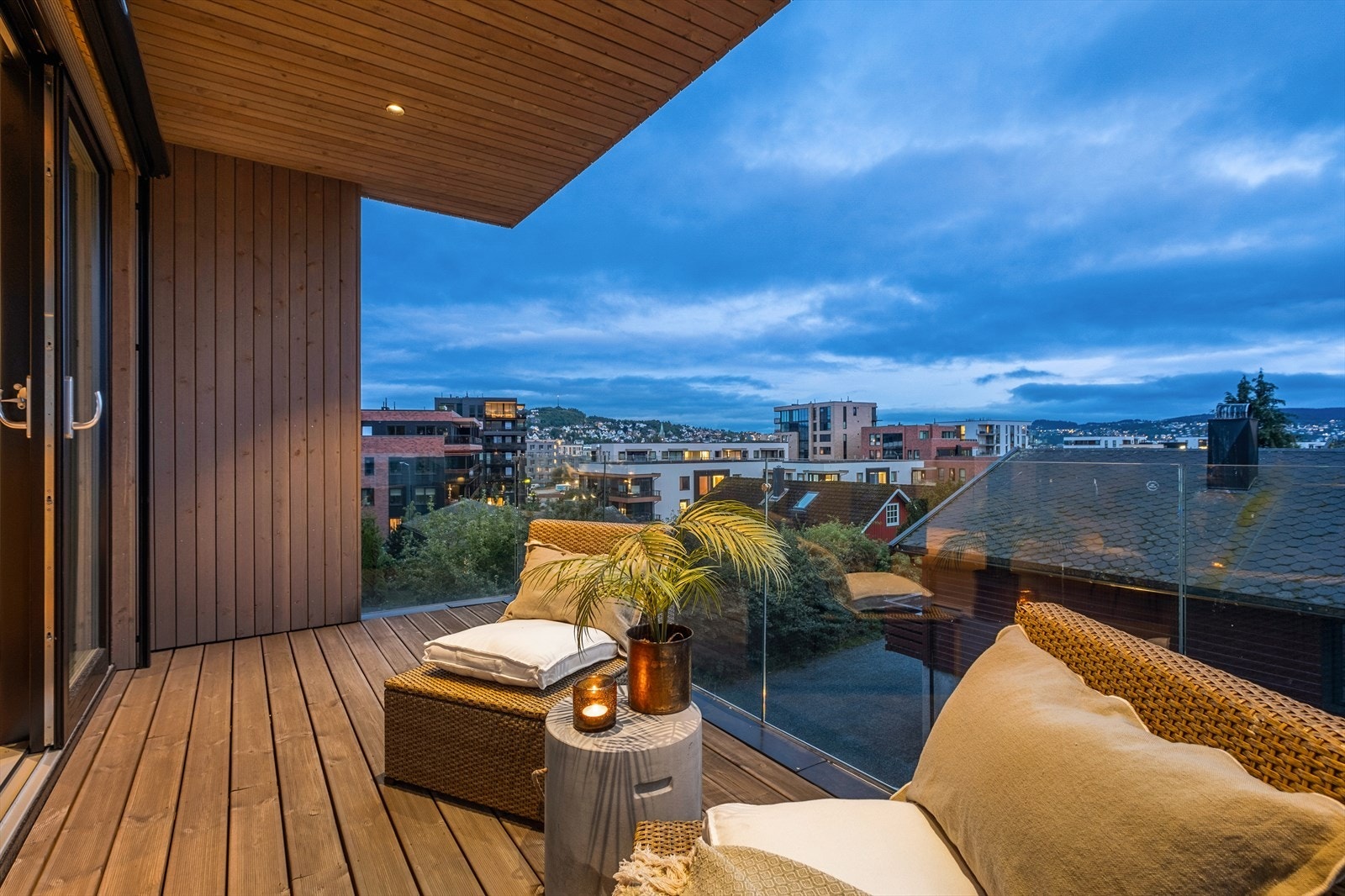 Balkongen er er sørvest vendt og byr på gode solforhold med lekker utsikt mot sentrum. Galleribilde