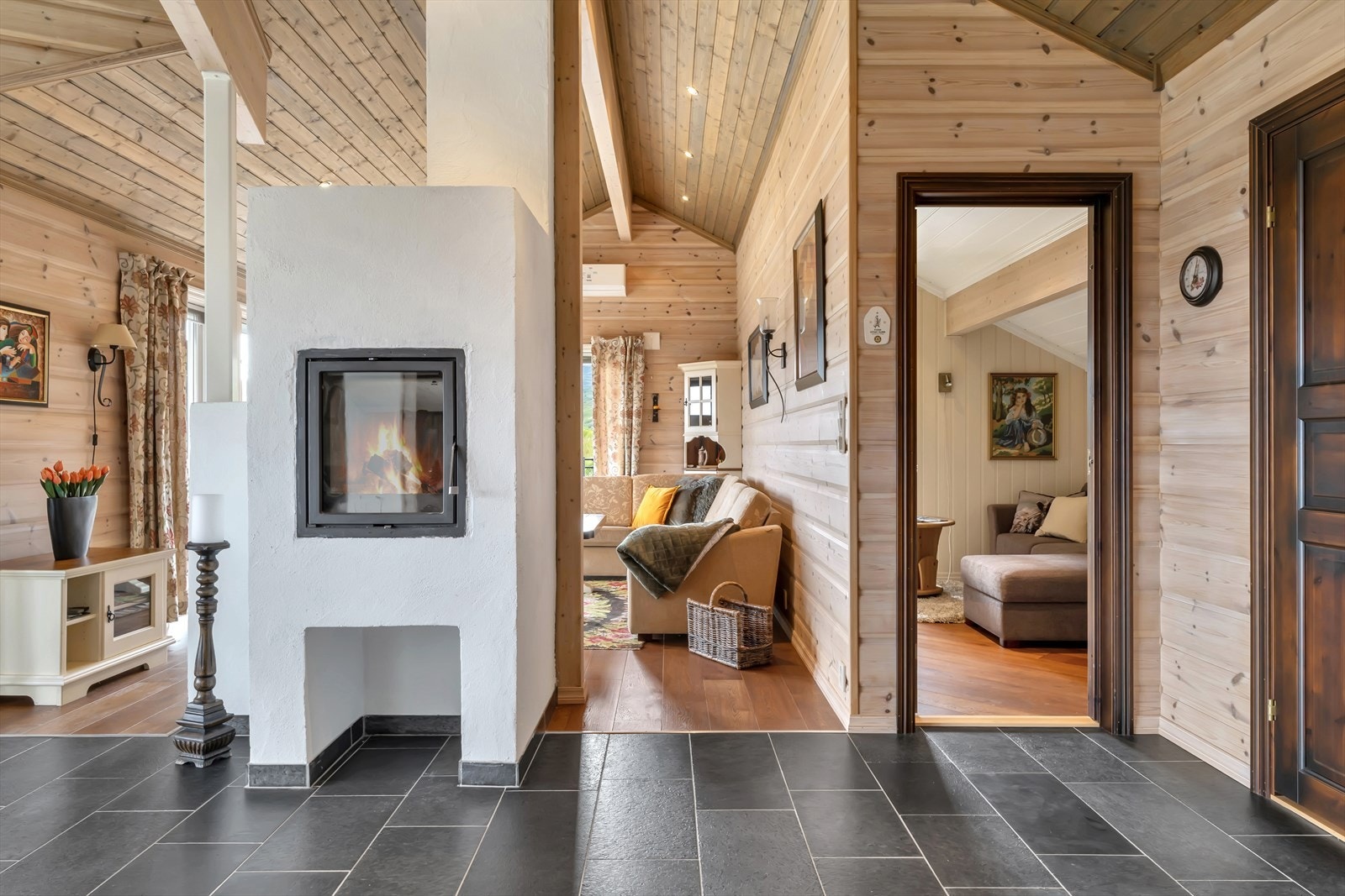 - Med 2 ildsteder kan man enkelt sørge for en behagelig innetemperatur, selv på de kaldere dagene - Galleribilde