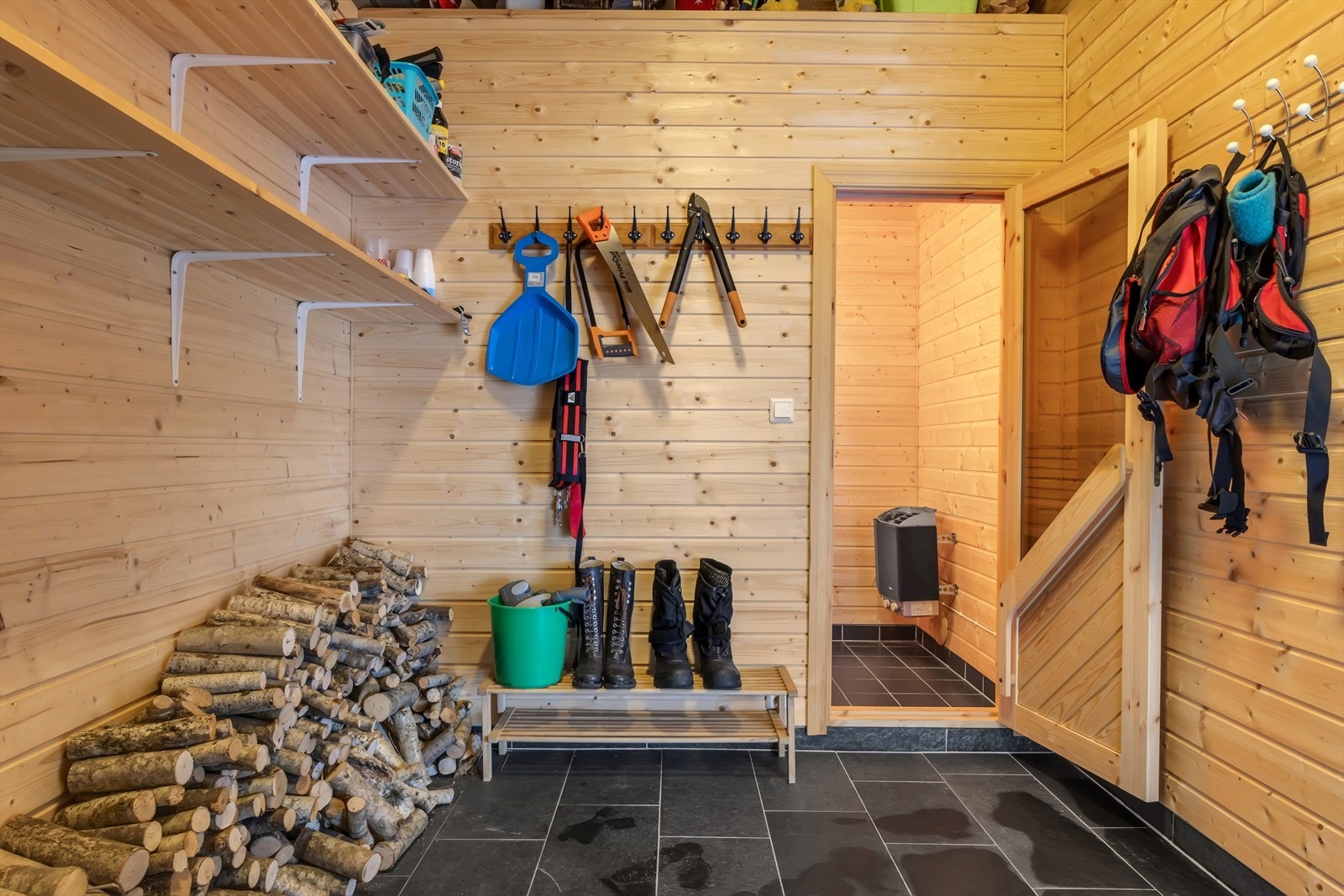 - Bod av god størrelse, hvor man kan sette i fra seg ski, sko, sekker og annet utstyr - Galleribilde