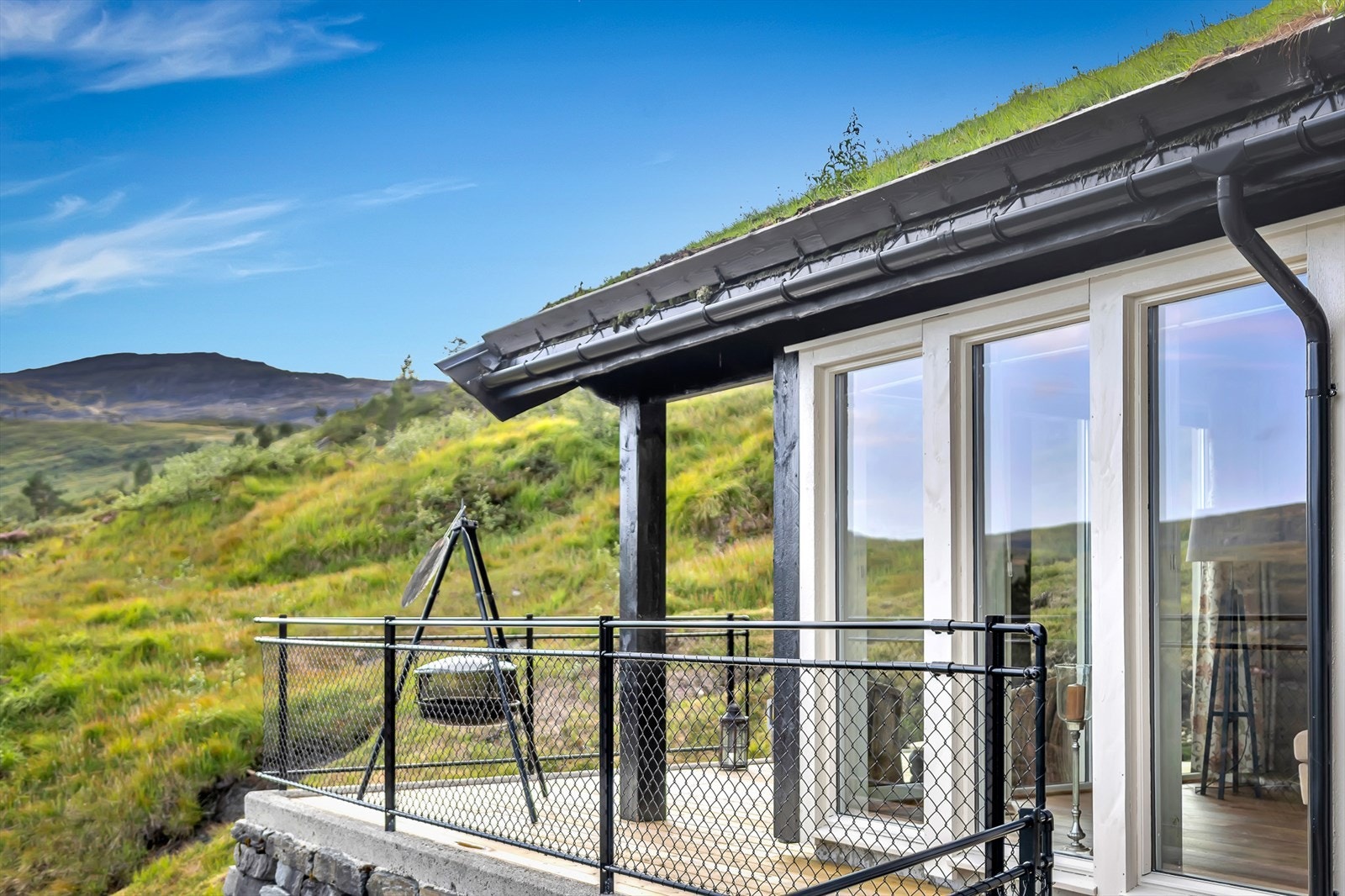 - Med en terrasse som strekker seg langs flere av hyttens sider, kan man enkelt forflytte seg etter solen - Galleribilde