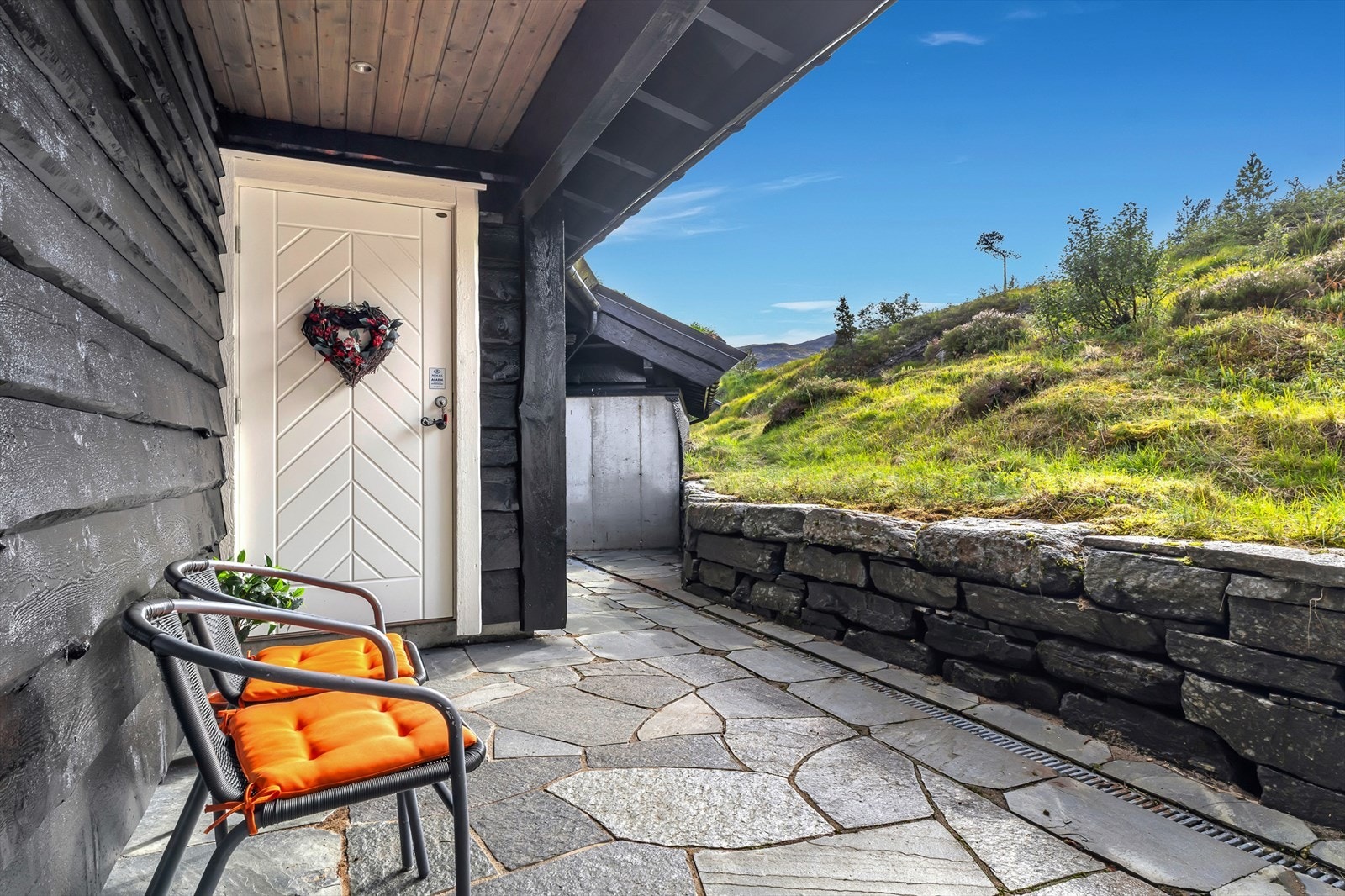 - Pent opparbeidet inngangsparti med heller - Galleribilde