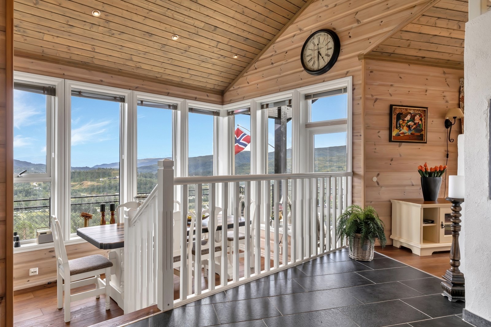 - Nyt alle måltider med en nydelig utsikt over Kvamskogen - Galleribilde