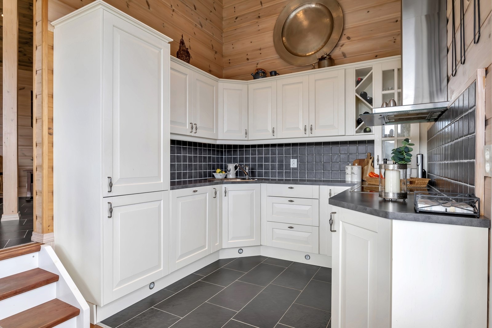 - Merk også spotlights nederst på kjøkkeninnredningen - Galleribilde