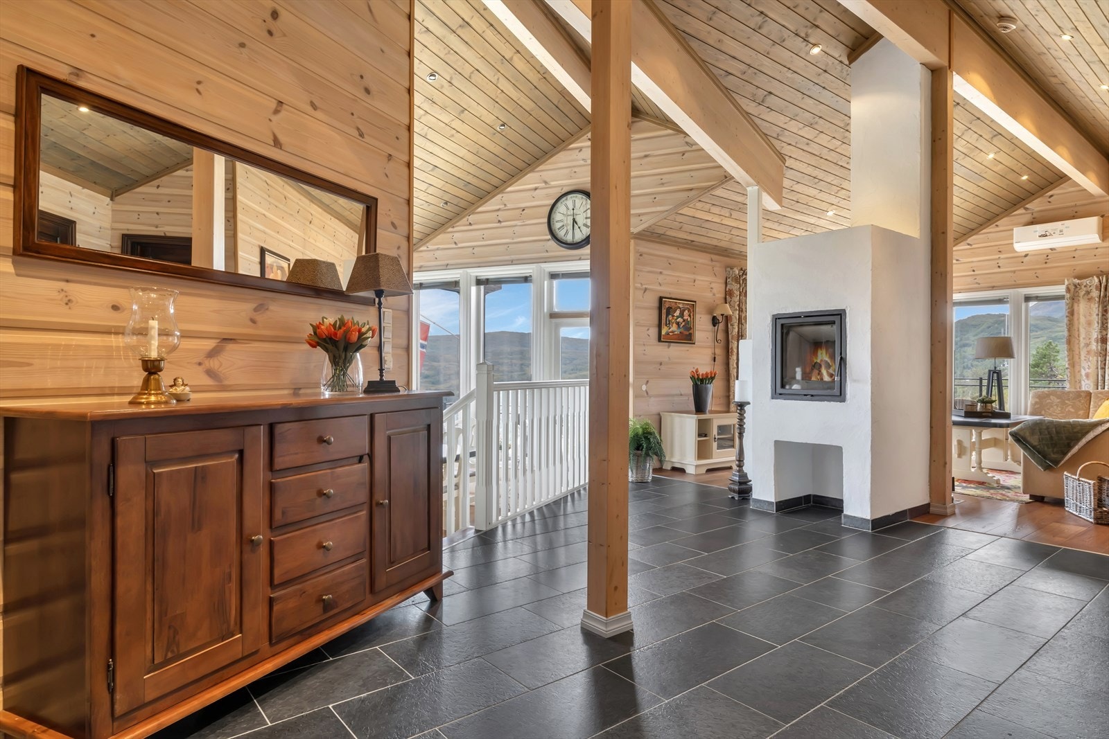 - Gang av god størrelse som knytter hyttens øvrige rom naturlig sammen - Galleribilde