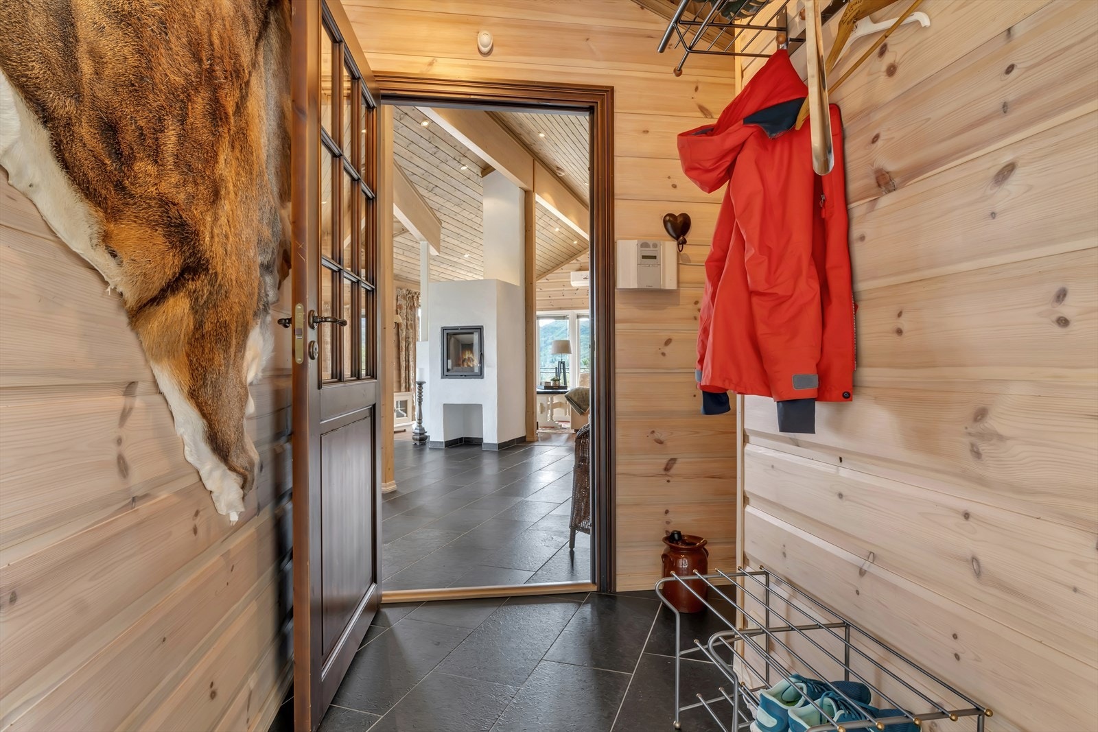 - Innbydende entré, hvor man kan henge fra seg jakker og annet yttertøy - Galleribilde