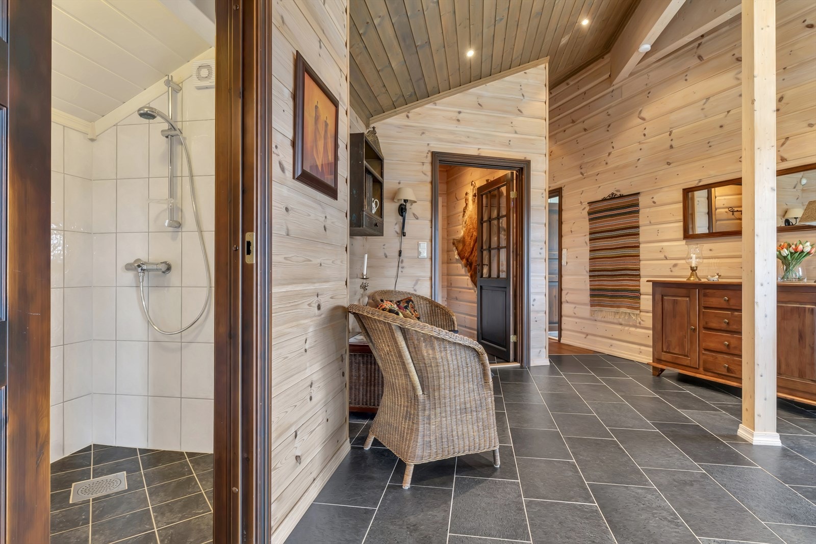 - Helfliset bad med smartpanel i tak - Galleribilde