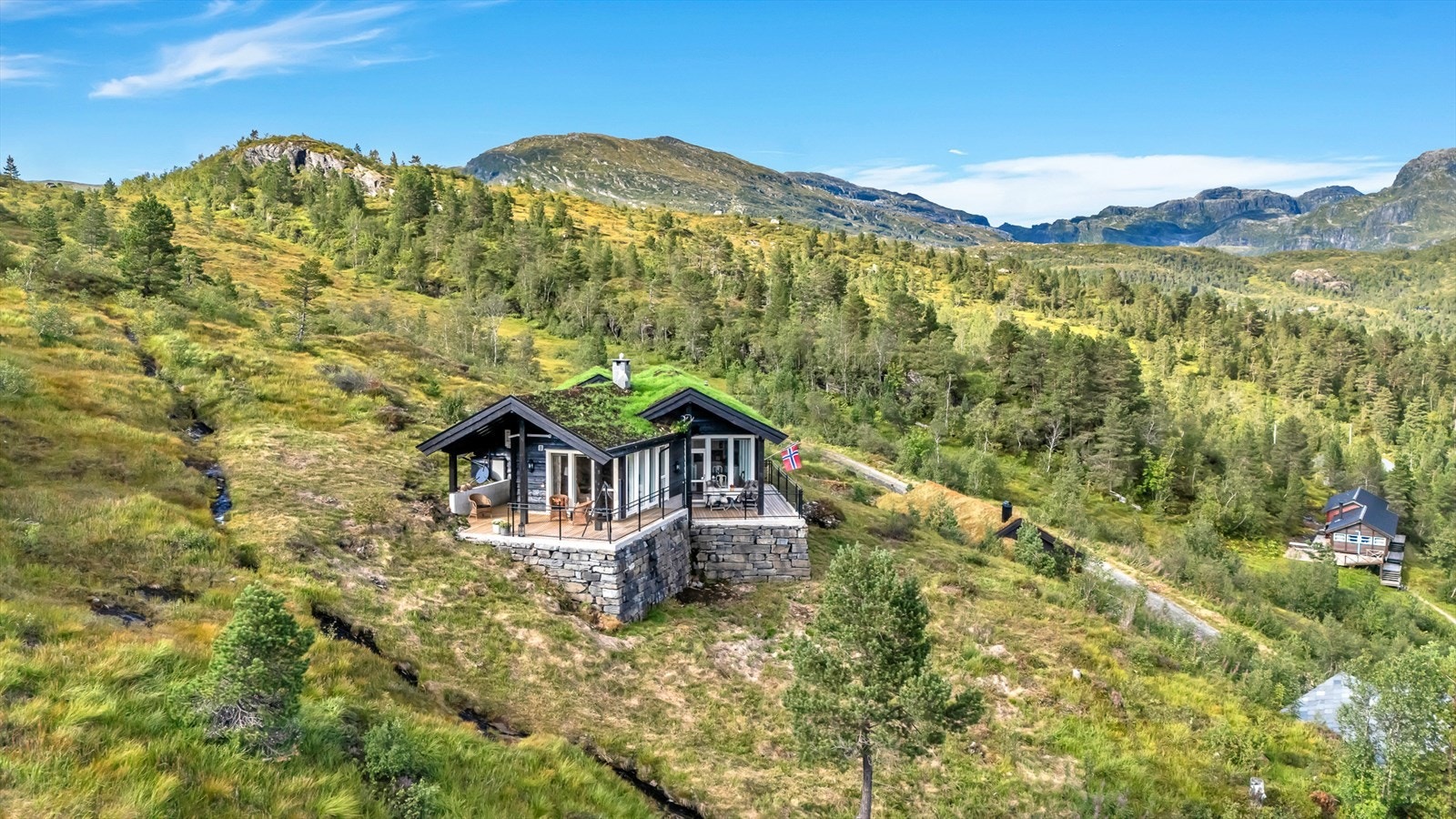 - Her får du en eiendom på vakre Kvamskogen, et av Vestlandets mest etterspurte friluftsområder, med kort avstand til både skiløyper, turstier og alpinbakker - Galleribilde