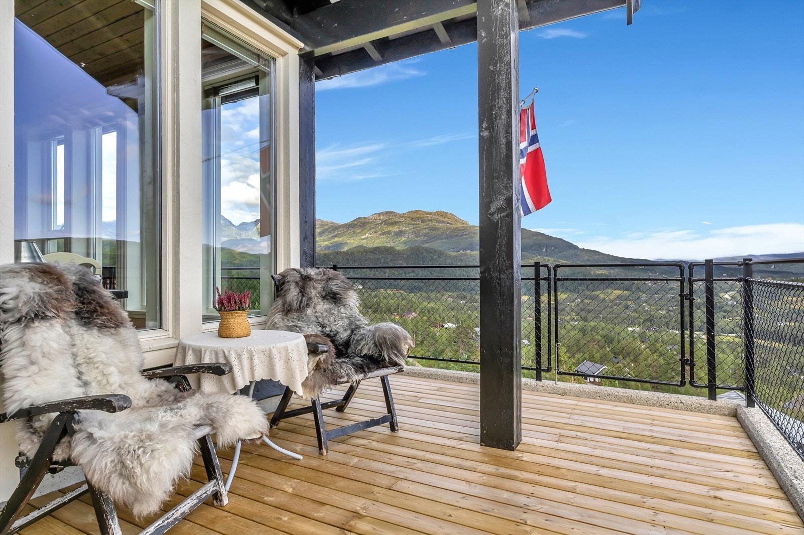 - Terrassens planløsning gjør det enkelt å inndele i flere soner - Galleribilde