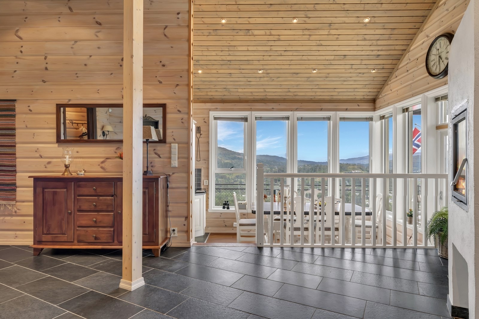 - Legg merke til den gode takhøyden, som sørger for en luftig romfølelse - Galleribilde