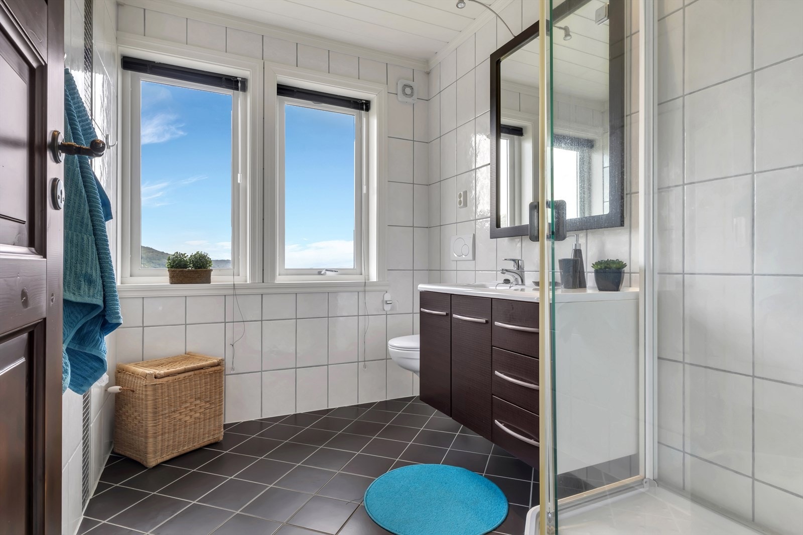 - Hyttens 2. bad innredet med vegghengt toalett, servant med skap og dusj - Galleribilde