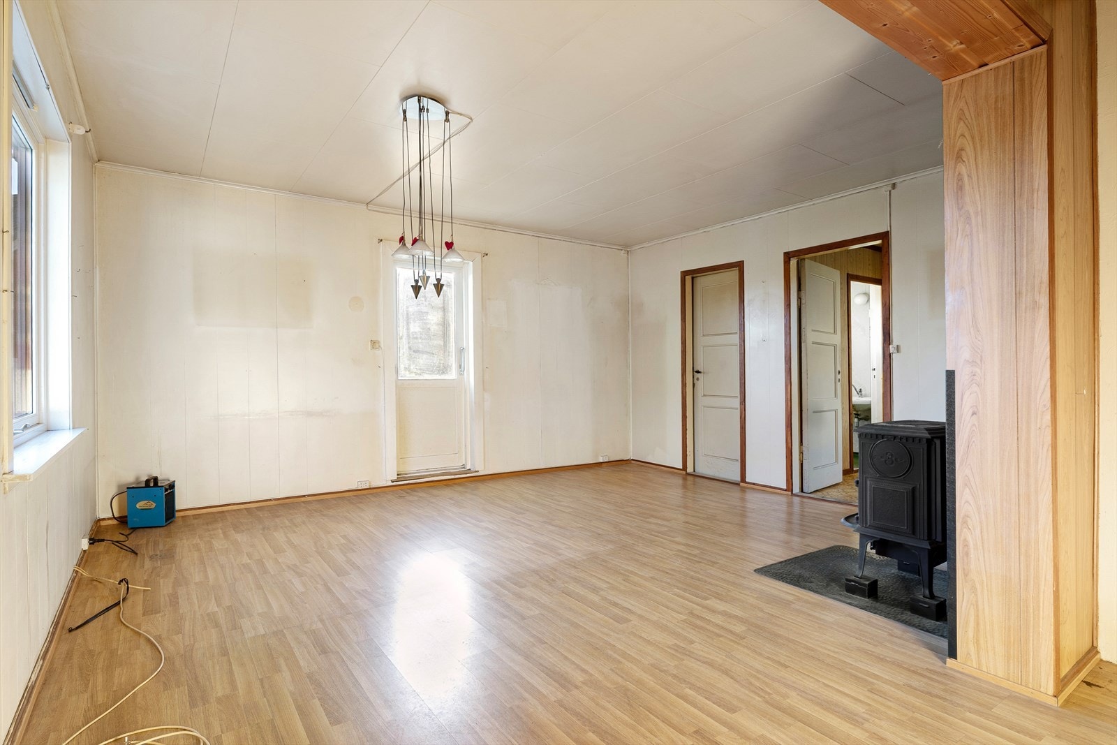 - Stuen er av god størrelse og oppleves lys og luftig - Galleribilde