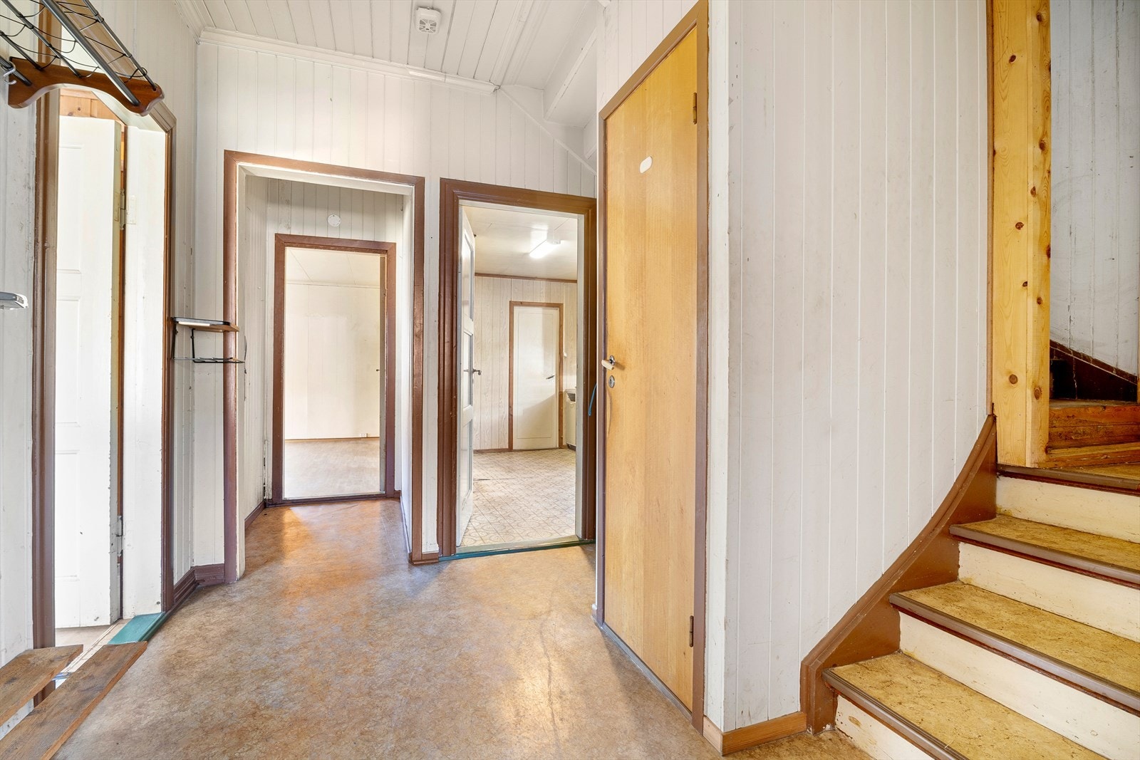 - Første etasje inneholder entré, hall m/trapp, toalettrom, trapperom, kjøkken, bad, stue, soverom og bod - Galleribilde