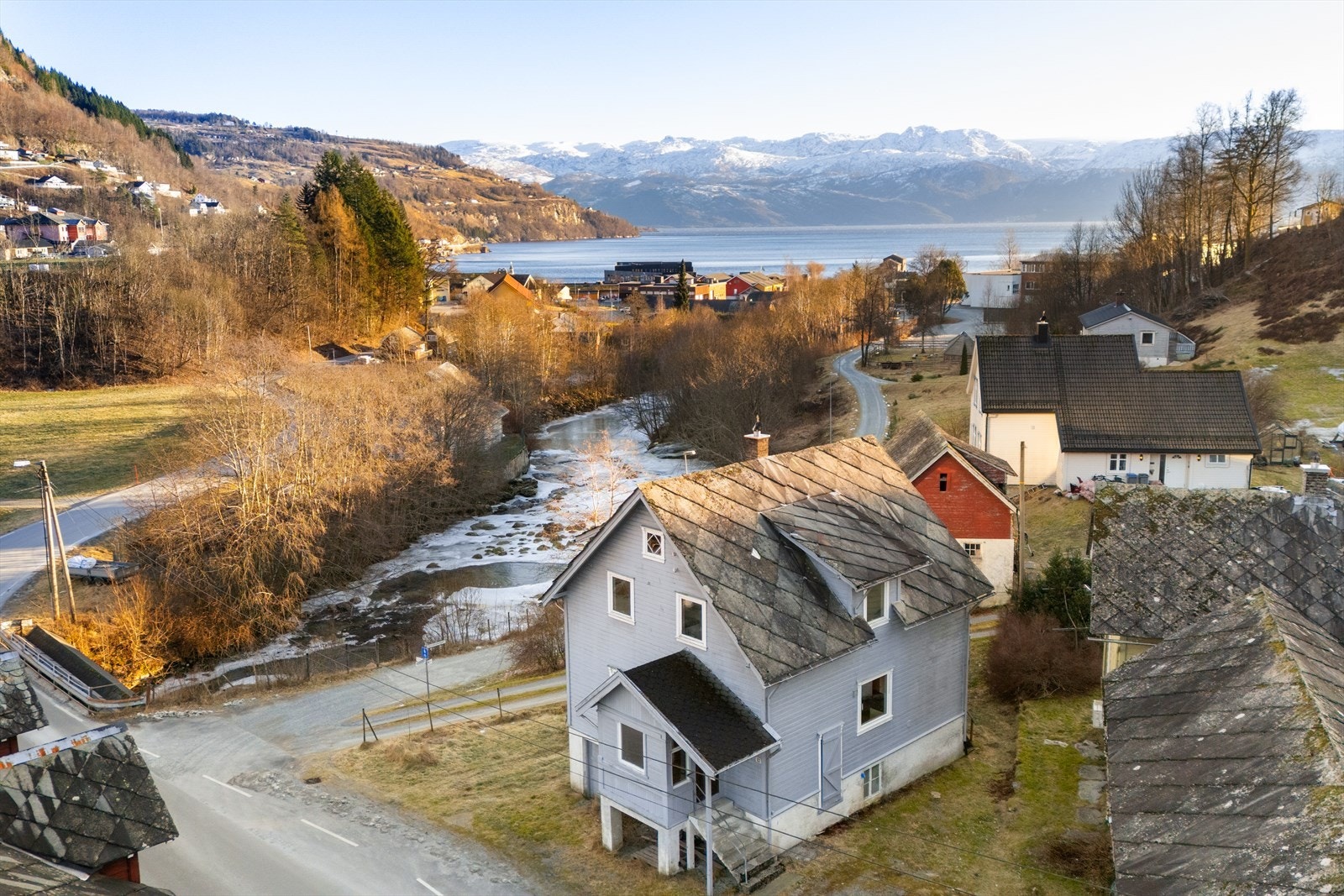 - En innholdsrik enebolig beliggende i naturskjønne omgivelser, men likevel svært sentralt. En ypperlig mulighet til å skape din drømmebolig! - Galleribilde