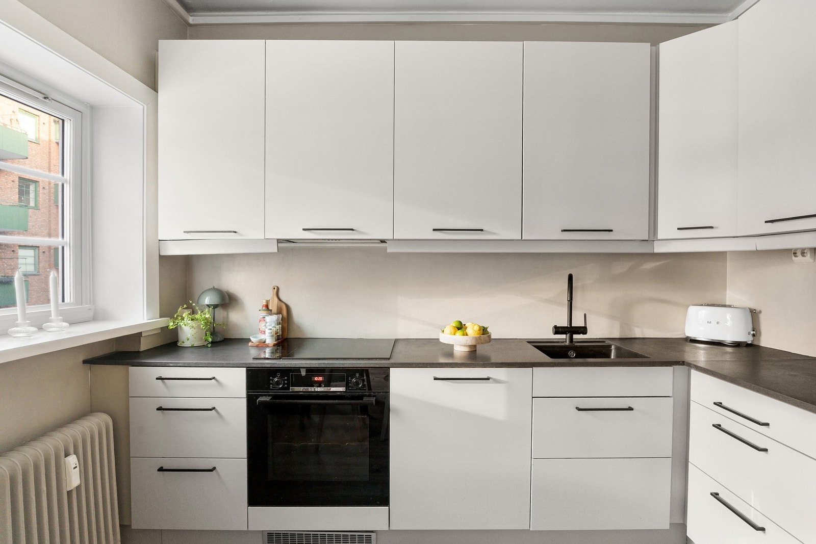 Kjøkkenet er tilrettelagt med opplegg for platetopp, oppvaskmaskin, stekeovn og kombi kjøl/frys, og gir en ryddig og effektiv ramme rundt matlagingen. Galleribilde