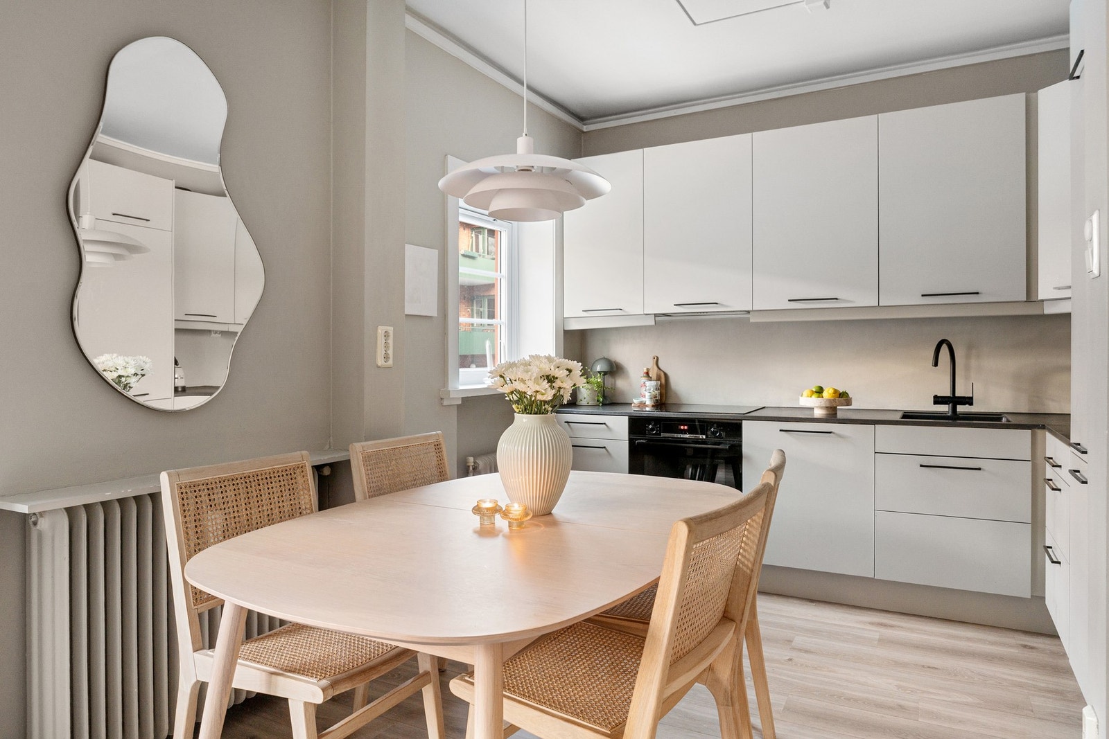 Kjøkkenet er levert med Epoq innredning og fremstår som vedlikeholdt med normal standard. Galleribilde