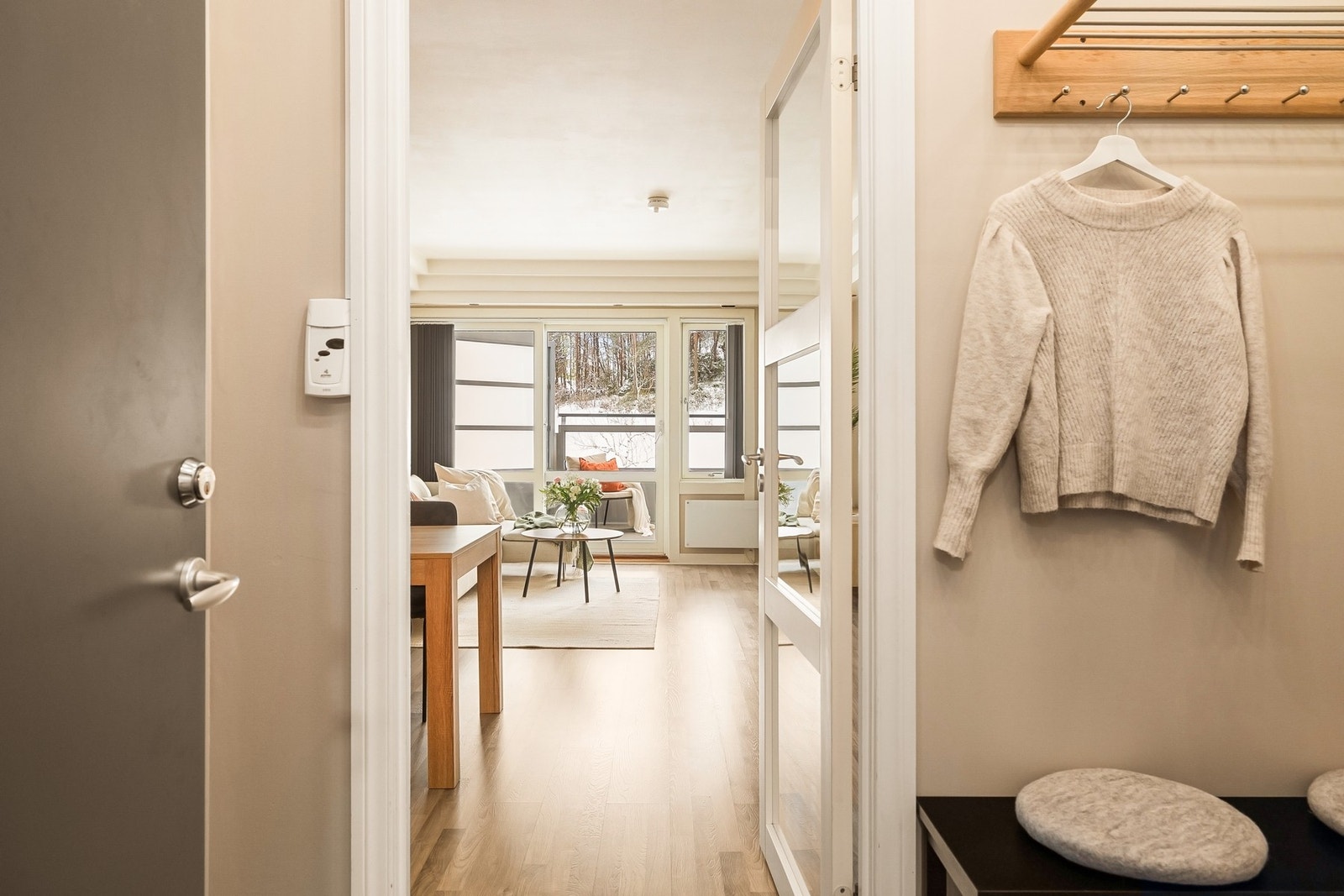 Velkommen inn! Her møtes du av en lys og luftig gang. Galleribilde