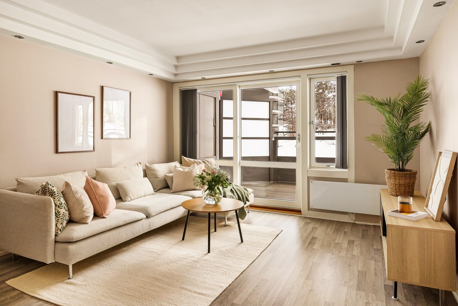 De generøse vindusflatene og downlights i himling sørger for godt med lys Galleribilde