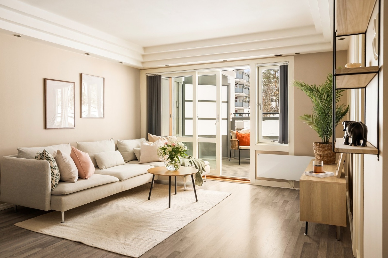 Sara Wilhelmsen v/ASK Eiendomsmegling presenterer Løvåsveien 40! (Foto: Silje Holte) Galleribilde