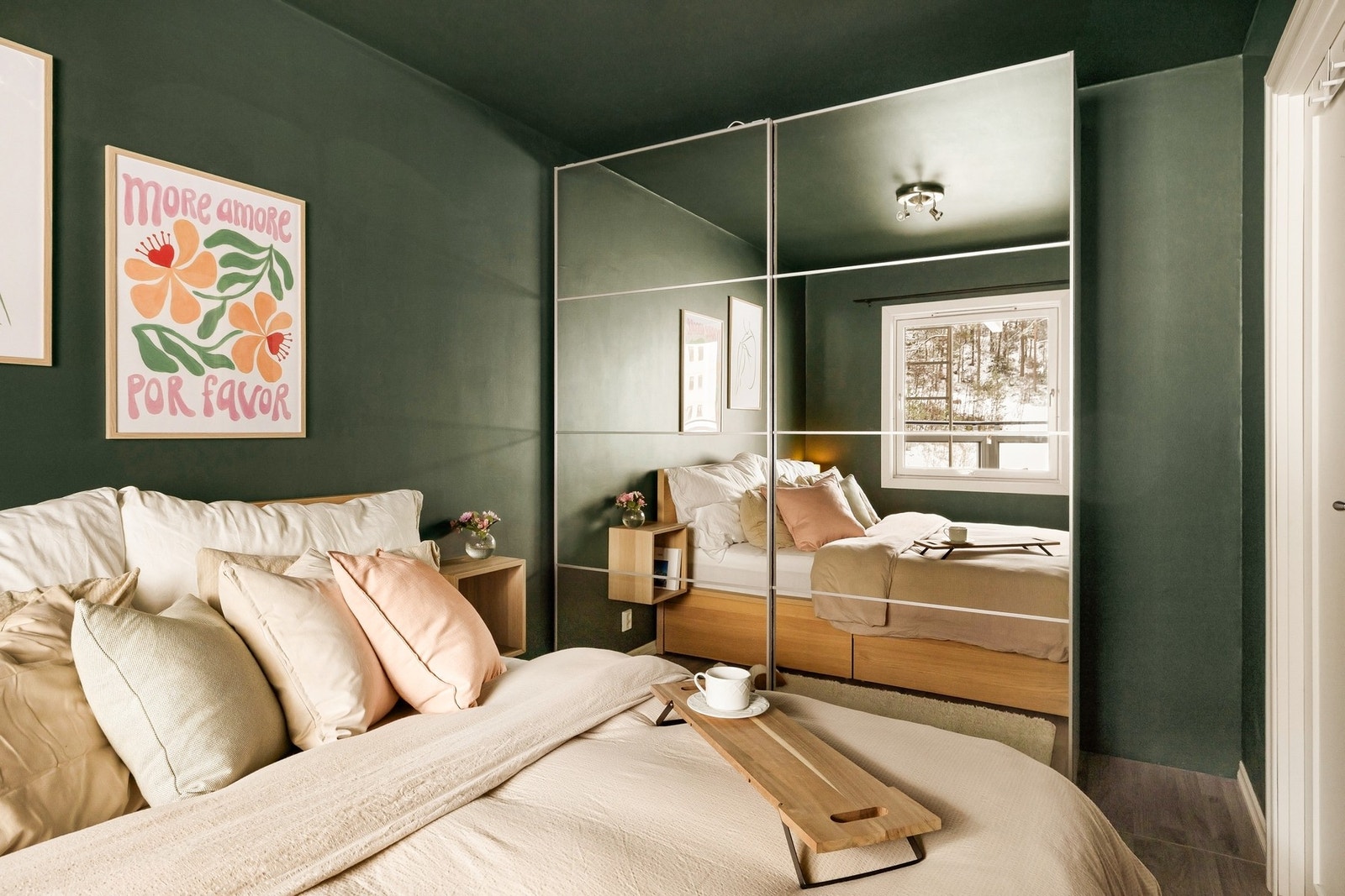 Garderobeskap med rikelig oppbevaringsplass. Galleribilde