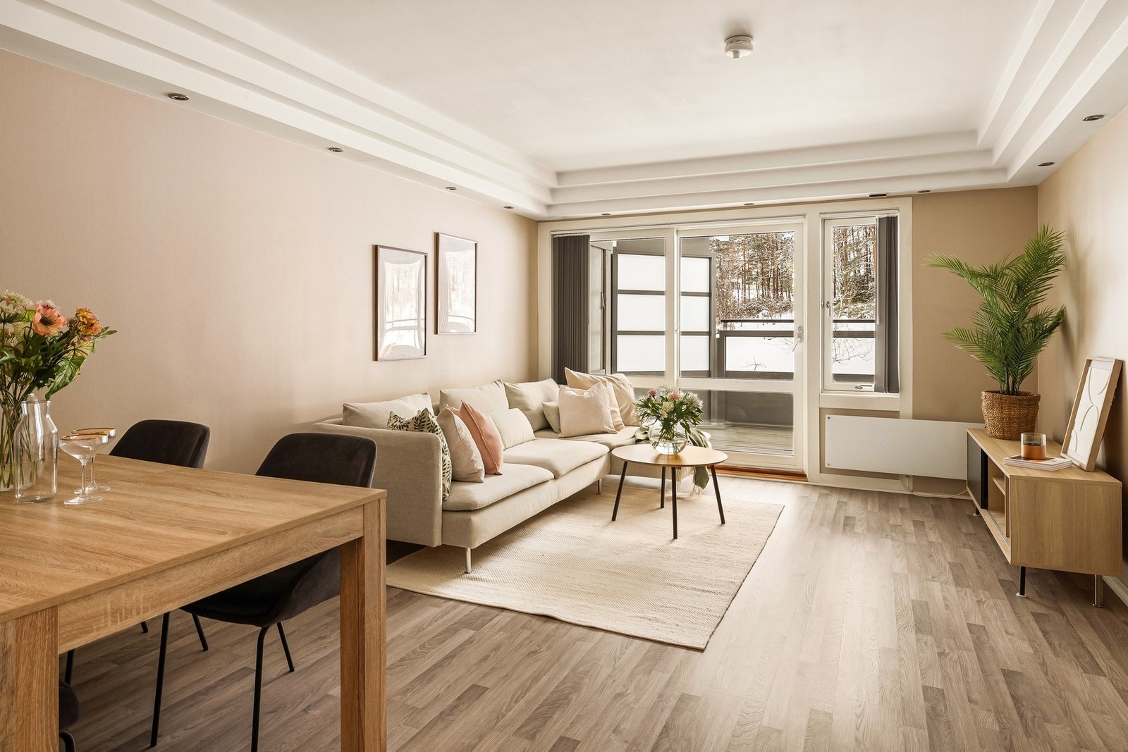 I stuen er det god plass til sofagruppe og spisebord i hver sine naturlige soner Galleribilde