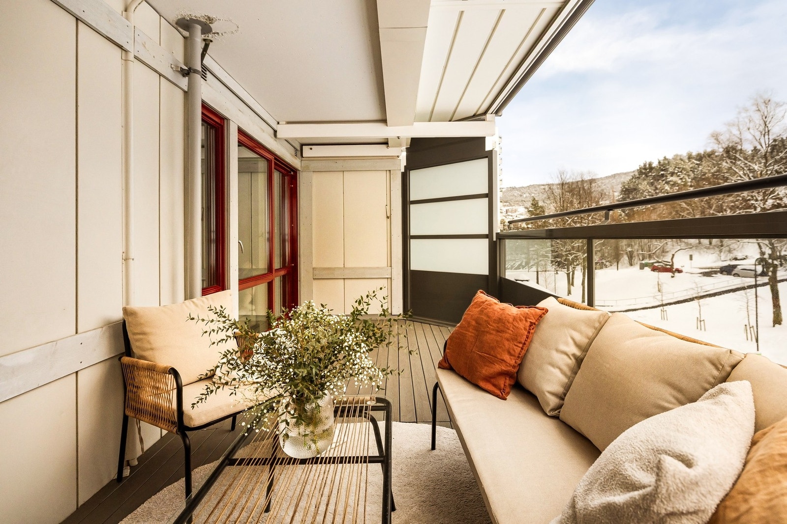 Balkongen måler hele 15 kvm og har gode solforhold på sommerstid. Galleribilde