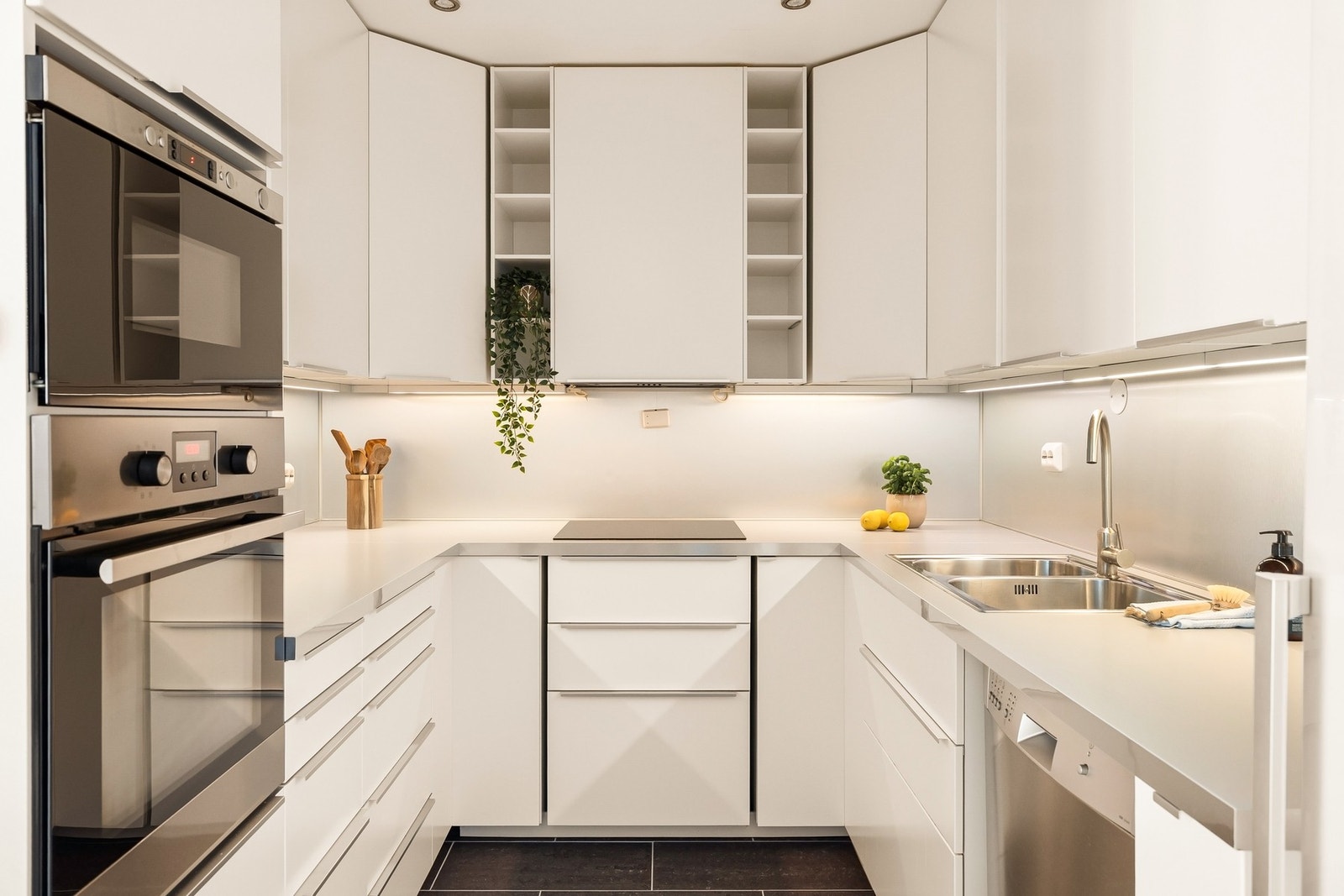 Integrerte hvitevarer som mikrobølgeovn, stekeovn og oppvaskmaskin m.m Galleribilde