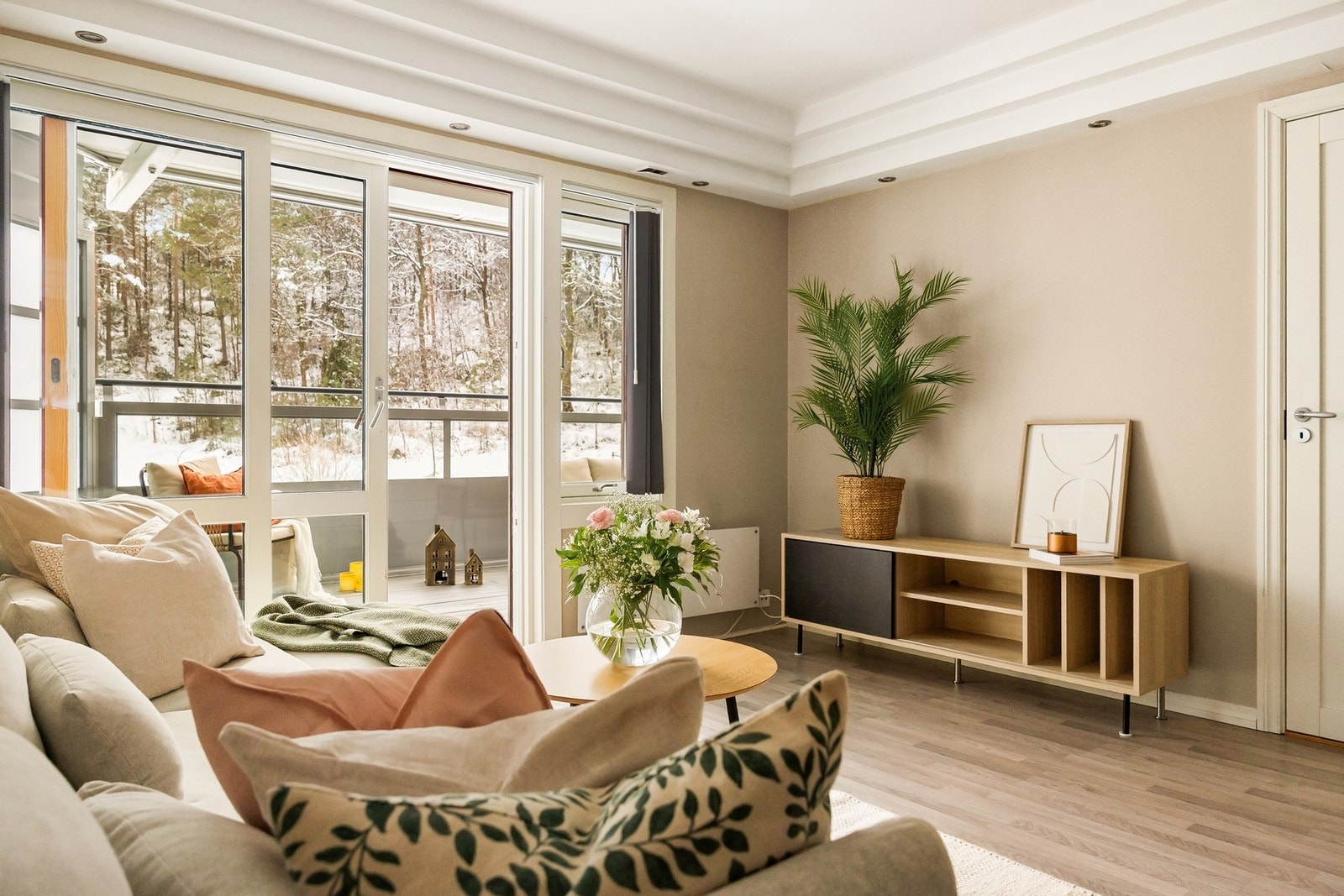 Fra stuen er det naturlig utgang til balkong gjennom skyedør. Galleribilde