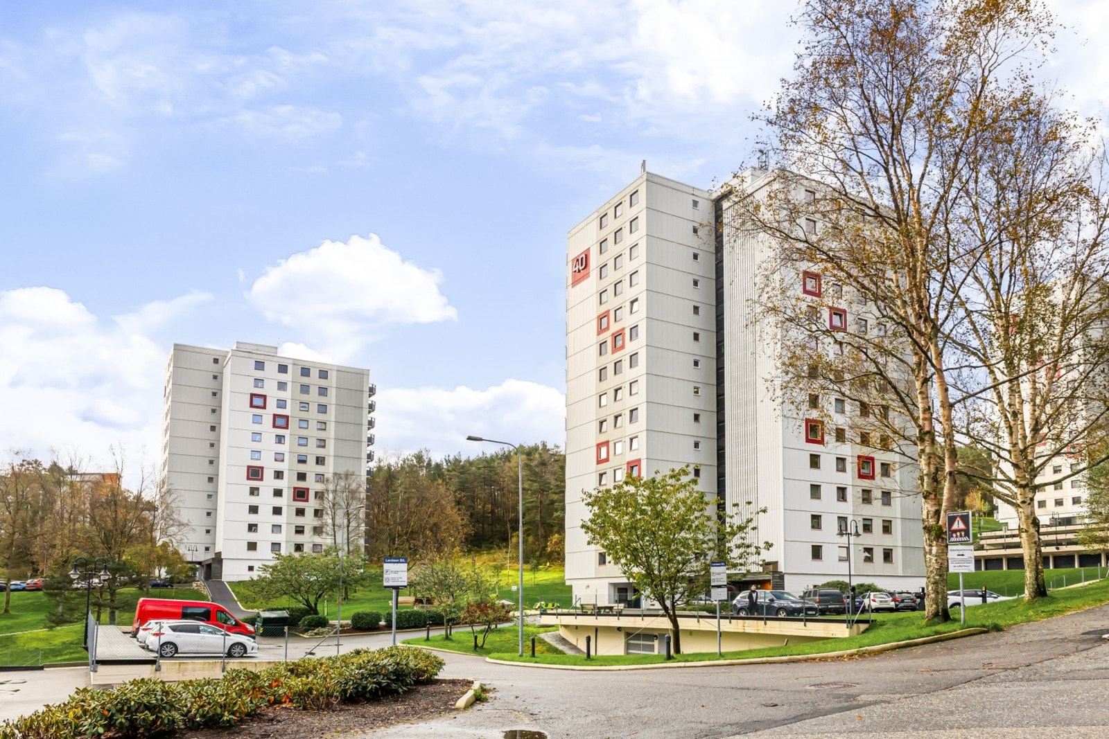 Mulig å leie plass i enkeltgarasje, fellesgarasje eller utvendig på borettslagets parkeringsplasser. Dette tildeles av styret. Galleribilde