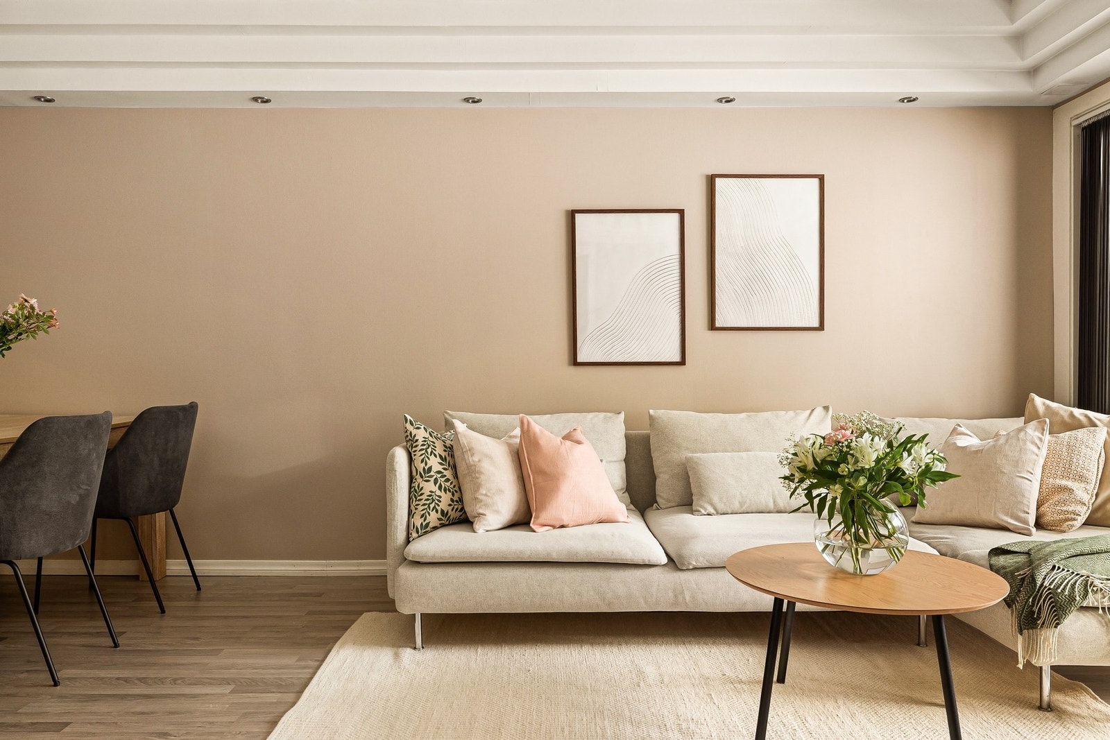 Med lyse fargetoner er det enkelt å sette sitt eget preg på leiligheten Galleribilde