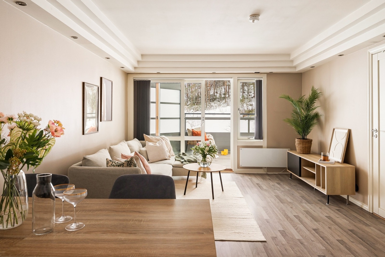 Gjennomgående laminatgulv i leiligheten. Galleribilde