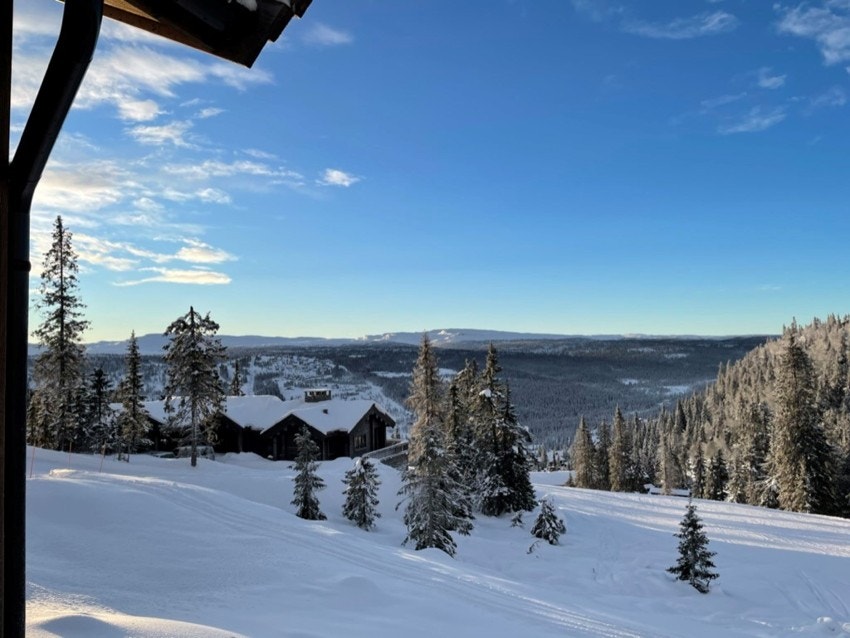 Velkommen til Svartskardvegen 365 med flott utsikt over Varden og øvrig dalføre Galleribilde