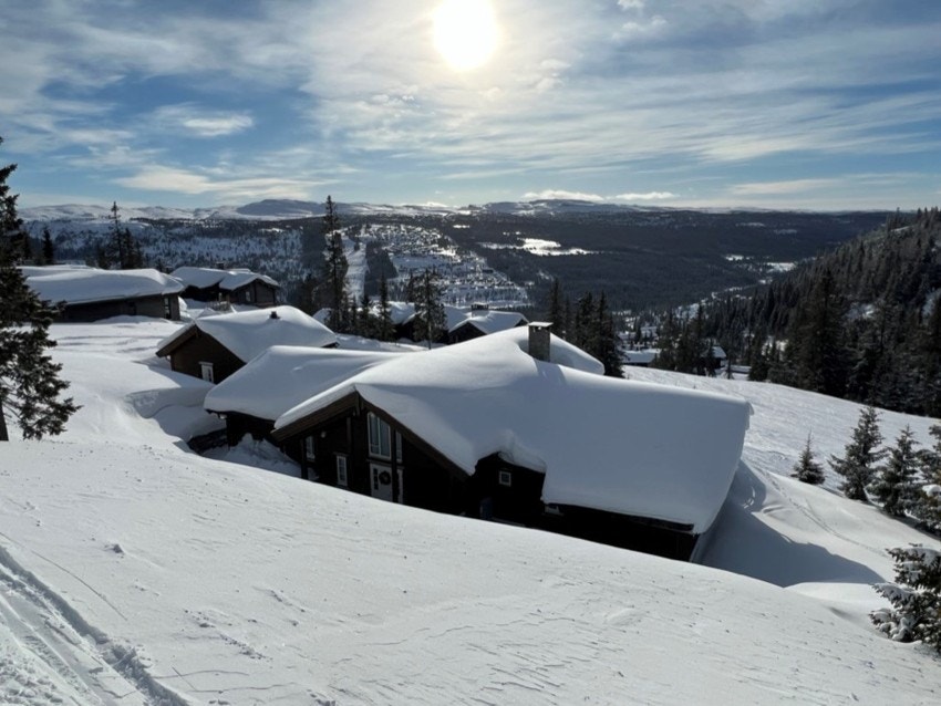 Hytta ligger nydelig til i terrenget med flott utsikt mot Varden Galleribilde