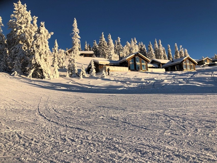 Fra hytta kan man skli rett ut i de flotte alpinløypene på Kvitfjells vestside Galleribilde