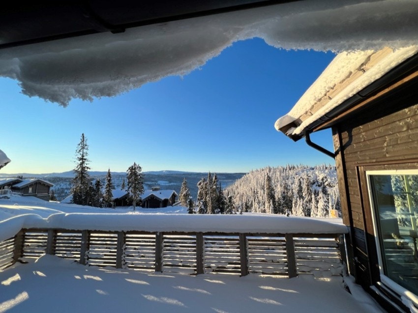 Flott solgang på terrassen med utsikt mot fjellheimen Galleribilde