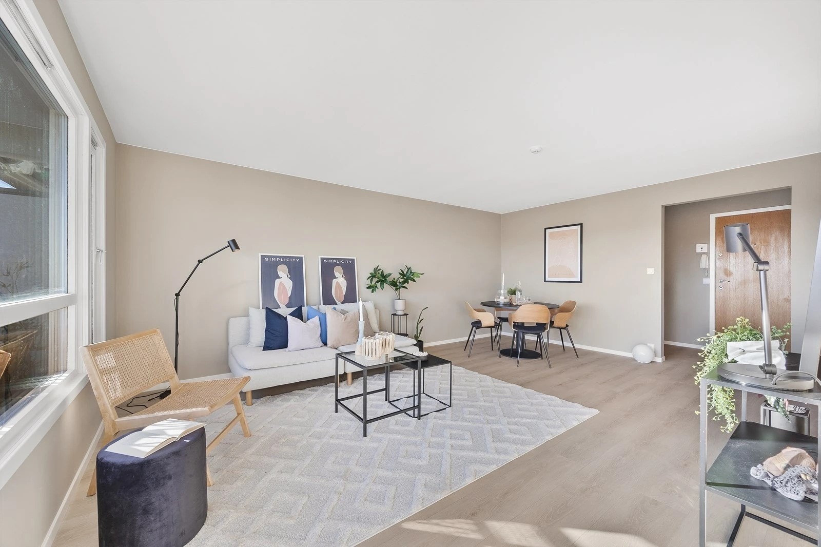 Stor stue med plass til sofagruppe og spisebord Galleribilde