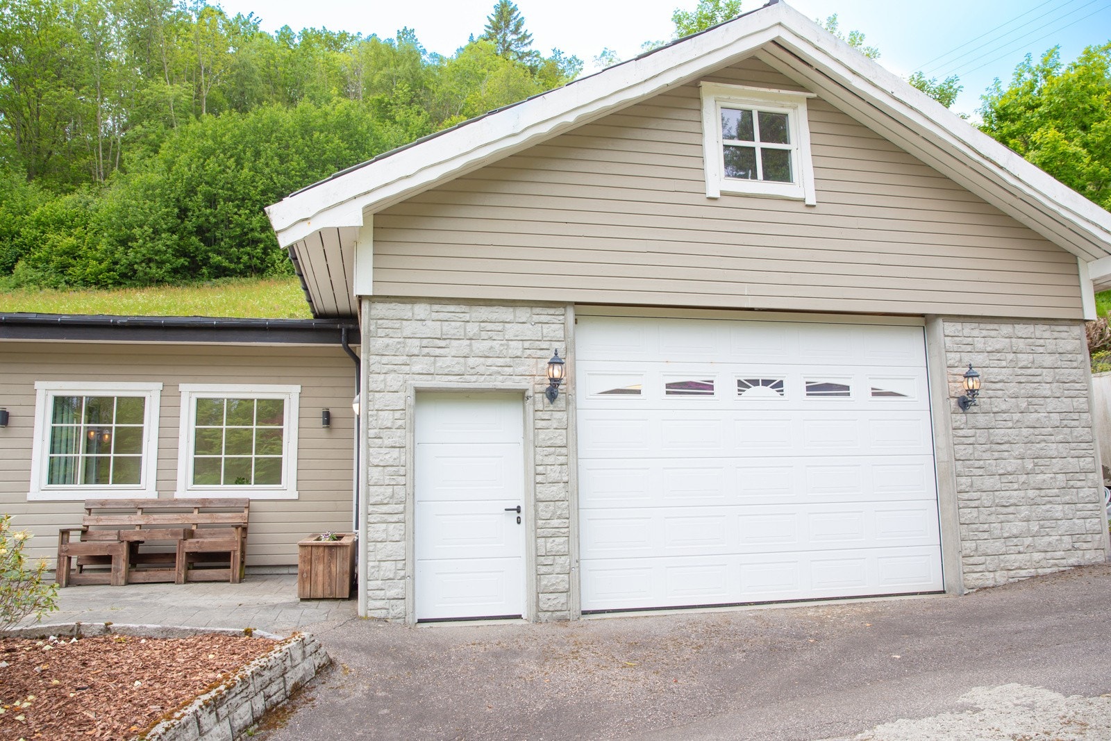 Stor dobbel garasje Galleribilde