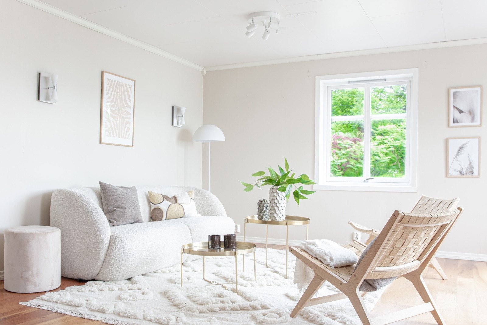 Det er varmepumpe som sørger for jevn temperatur, mens ildstedet gir koselig kveldsstemning på kalde vinterkvelder. Ildstedet var nytt i 2014. Galleribilde